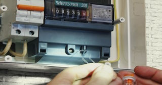 Скрытая проводка в деревянном доме в Мысках от 1576 рублей - профессиональный монтаж